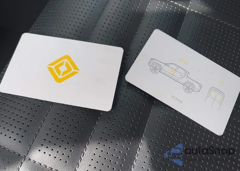 2025 Rivian R1T Ascend Tri Motor Max Pack/Premium Tri Motor Max Pack z USA, uszkodzony, nr VIN 7FCTGCAP0SN040102